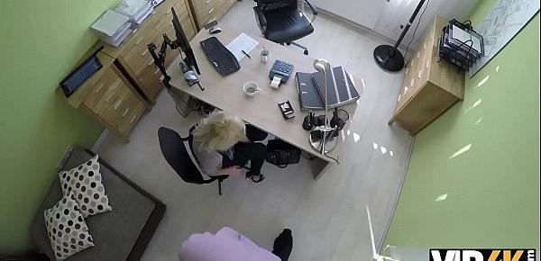 VIP4K. Die halb zerstörte Wohnung muss repariert werden, aber das heiße